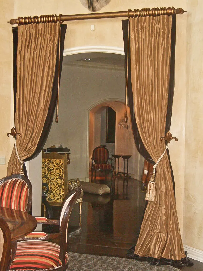 Traditional Style Drapes .